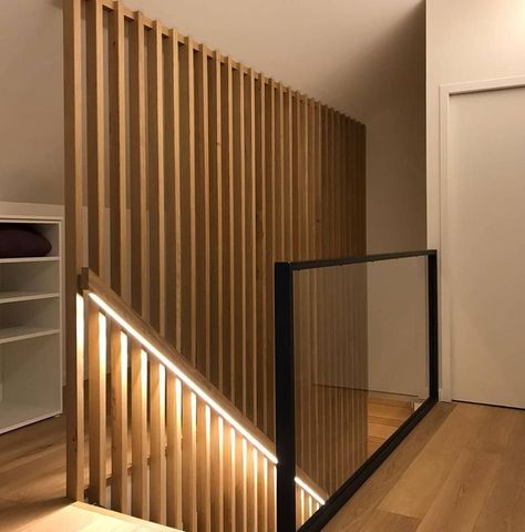 Slats On Stairs, Staircase Slat Wall, Modern Staircase Railing Wood, Stair Wall Design, Open Trap, Staircase Design Modern, Staircase Railing Design, Stairs Design Interior, Stair Railing Design