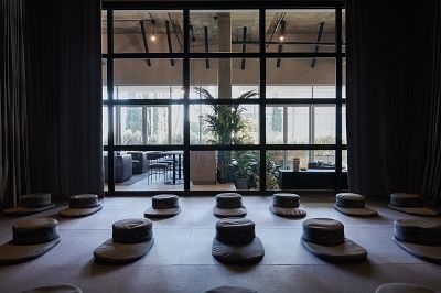 Remedy Place, First-Ever Social Wellness Club Opens in Los Angeles #BringingYouBackToBalance Sala Yoga, Dark And Moody Interiors, Wellness Club, Meditation Rooms, Wood Screens, Moody Interiors, Soho House, Meditation Room, Elegant Lighting