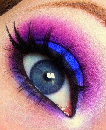 Intense pink and violet. 80s Makeup, Drag Make-up, 1980s Style, Blue Eyeliner, Blue Eyeshadow, Festival Makeup, Blue Makeup, Blue Eye Makeup, Prom Night