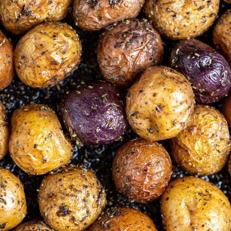 Roasted Baby Potatoes with Rosemary and Thyme - The Genetic Chef Tri Colored Potatoes Recipes, Mini Purple Potatoes Recipe, Small Purple Potatoes Recipe, Multi Colored Potato Recipes, Mini Potato Medley Recipe, Small Multi Colored Potatoes, Roasted Petite Red Potatoes, Roasted Tri Color Potatoes, Roasted Gemstone Potatoes