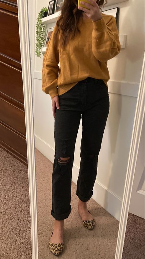 Mustard Yellow Sweater Outfit, Flats Fall Outfit, Black And Yellow Outfit, Yellow Sweater Outfit, Black Shoes Outfit, Crewneck Sweatshirt Outfit, Mustard Yellow Outfit, Mustard Outfits, Corporate Outfit