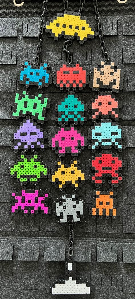 Space Invaders necklace from perler beads, plastic chain and metal rings. Metal Perler Beads, Dandys World Perler Beads, 80s Perler Bead Patterns, Space Invaders Pixel Art, Alien Perler Beads, Aesthetic Perler Beads, Hama Beads Aesthetic, Alien Perler, Alt Crafts