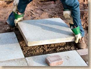 Laying Paving Slabs, Brick Restoration, Laying A Patio, How To Lay Concrete, Paving Diy, Concrete Paver Patio, Garden Slabs, Cement Pavers, Bricks Wall