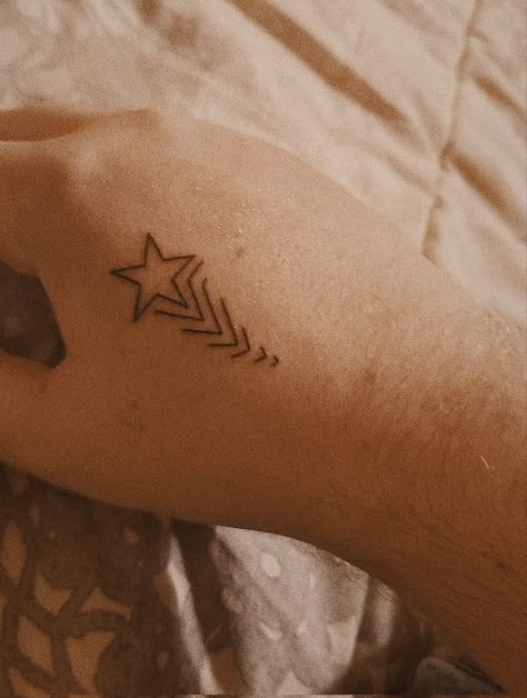 Life is strange true colors alex chen falling star hand tattoo Alex Chen, Life Is Strange True Colors, Meaningful Tattoos For Men, Shooting Star Tattoo, Z Tattoo, Life Is Strange 3, Falling Star, Star Tattoo, Gaming Tattoo