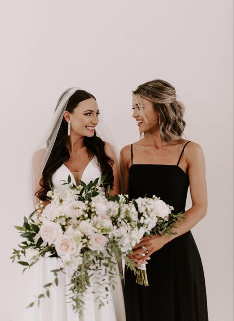 Bride With One Bridesmaid, Wedding Photo Poses With Friends, Wedding Photos With One Bridesmaid, Single Bridesmaid Pictures, Bride Best Friend Photos, Bride With Two Bridesmaids, One Bridesmaid Wedding Photos, Photo Ideas With Bridesmaids, Bridesmaid Photo Idea