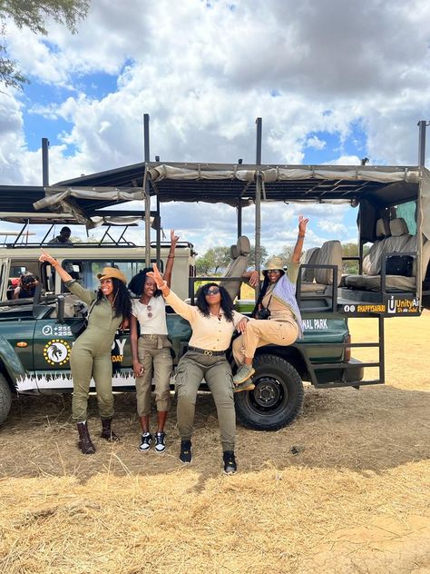 Safari attire Game Drive Outfits, Vaca Outfits, Serengeti Safari, Safari Game, Safari Look, Africa Trip, Safari Outfits, Safari Chic, African Safari