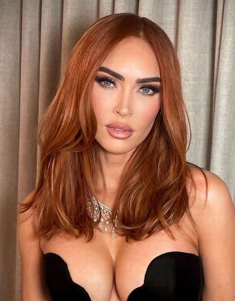 Actress Megan Fox has ditched her signature long dark hair in favour of a dramatic makeover, showing off her new auburn locks at the Vanity Fair Oscars after party Megan Fox Hair, Megan Fox Photos, Copper Red Hair, Ginger Hair Color, Copper Hair Color, Auburn Hair, Copper Hair, Summer Hair Color, Red Hair Color