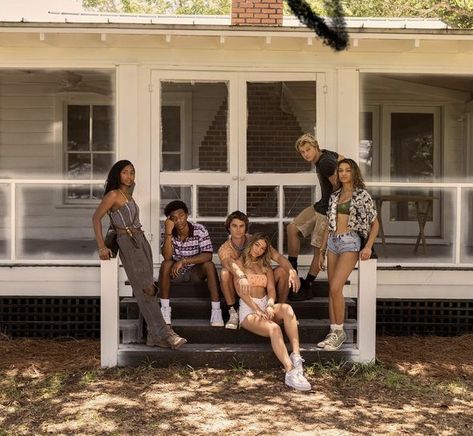 Outer Banks Houses, Family Loyalty, Les Pogues, Madison Bailey, Outer Banks Beach, Madelyn Cline, Group Photography, The Pogues, The Chateau