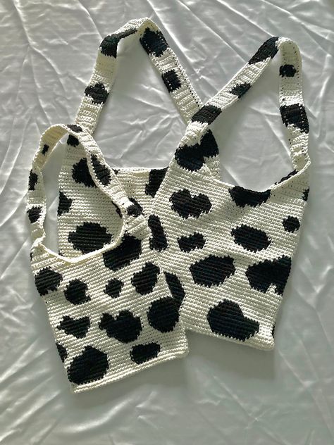 Crochet Cow Print Bag, Cow Bag Crochet, Cow Crochet Bag, Crochet Cow Bag, Cow Print Crochet, Crochet Bag Diy, Practical Crochet, Crocheted Cow Pattern, Cow Crochet