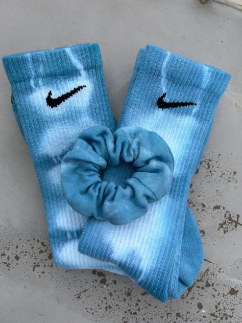 Dyed Socks, Socks Ideas, Nike Clothing, Tie Dye Socks, Nike Socks, Tie Dye Outfits, Trendy Summer Outfits, Cute Nikes, Hair Scrunchies