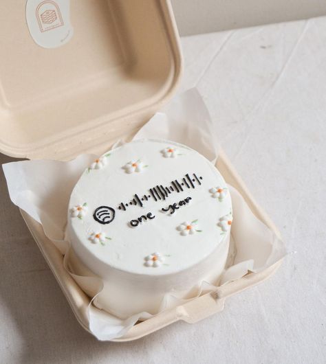 4inch Cake Design, Lunchbox Cake For Boyfriend, Lunch Cake Ideas, Aesthetic Lunchbox Cake, Birthday Lunchbox Cake, 4inch Cakes, Lunchbox Cake Aesthetic, Spotify Cake, Cake Birthday Korea Simple