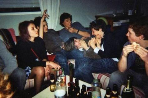 10 Party Drinking Games Better Than 'Never Have I Ever' - Society19 Grunge Party, Drunk Friends, Welcome Home Parties, Grunge Boy, Fotos Goals, Drinking Party, Party Photography, I'm With The Band