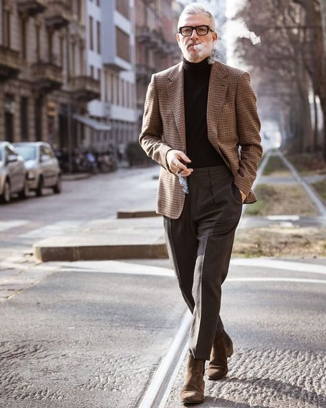 Brown Blazer Men, Blazer Men Outfit, Old Man Outfit, Italian Mens Fashion, Old Man Fashion, Older Mens Fashion, Italian Fashion Street, Blazer Outfits Men, Brown Suit