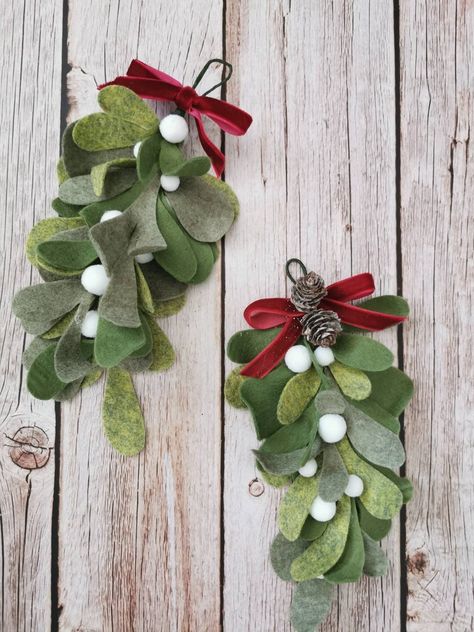 Needle Felted Mistletoe, Felt Pointsetta, Felt Bows Diy, Felt Christmas Flowers, Felt Holly Garland, Christmas Felt Decorations, Felt Christmas Wreath, Felt Mistletoe, Felt Holly