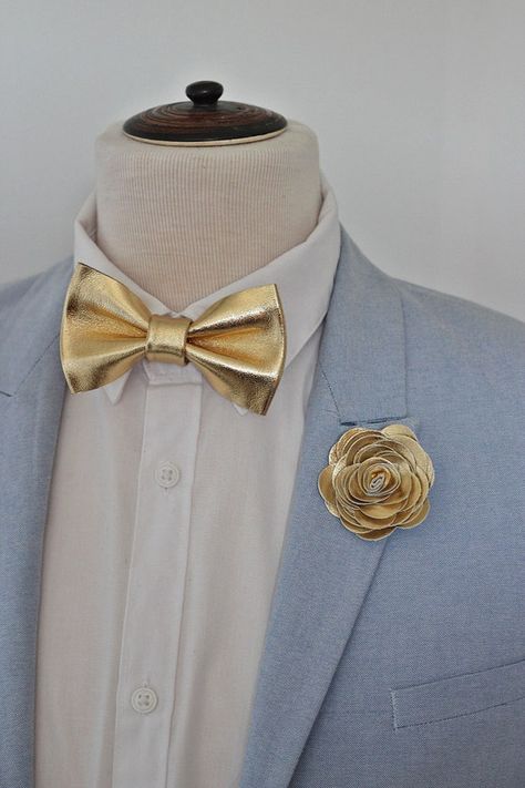 Gold Bow Tie Outfit Men, Bow Tie Outfits Men, Gold Bowtie, Prom Gold, Quinceañera Ideas, Gold Bow Tie, Cream Suit, Wedding Bow Tie, Golden Bow