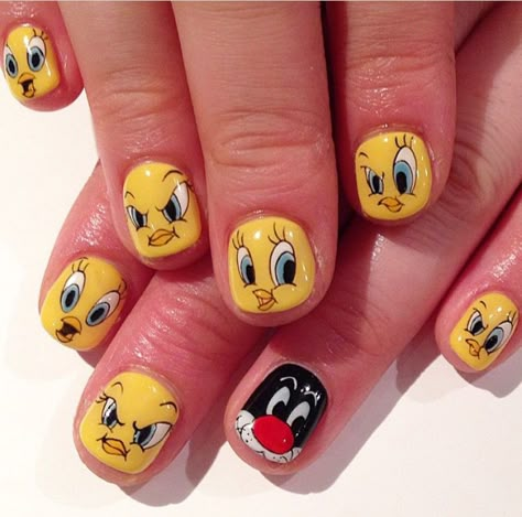 Tweety Bird & Sylvester by IG @nailsalonavarice Tweety Nails, Serenity Nails, Nail Cartoon, Bird Nail Art, Disney Nail Art, Cartoon Nail Designs, Nail Diamond, Nailart Glitter, Character Background