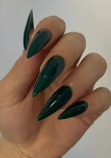 Acrylic Nails Stiletto, Jade Nails, Maquillage On Fleek, Neon Green Nails, Green Acrylic Nails, Dark Green Nails, Sharp Nails, Green Nail Designs, Goth Nails