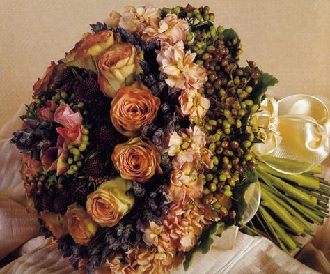 Biedermeier hand tied, (designed by Renee vanRems, the "King of Handtieds" in my opinion) love the colors too... look at that perfect spiral... Biedermeier Bouquet, Martin Thornburg Wedding Dresses, Cultural Design, Martin Thornburg, Guide To, Autumn Bride, Hand Tied Bouquet, Peach Wedding, Beautiful Flower Arrangements