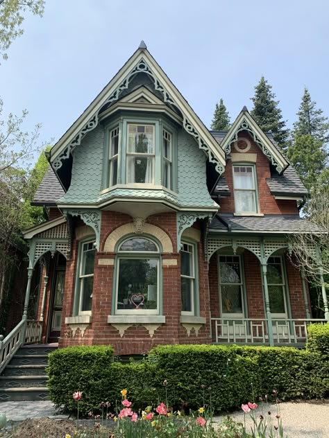 Toronto House Exterior, Townhouse Victorian, Cute Victorian House, Victorian Houses Exterior, Dark Victorian House, Victorian Home Exterior, Gothic Victorian House, Queen Anne Architecture, Cluttered Home