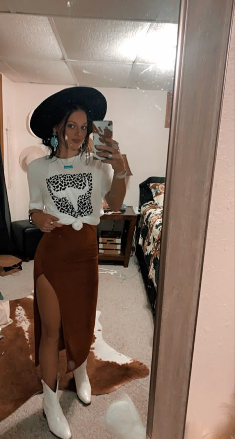 Cojo Concert Outfit Winter, Shania Twain Concert Outfit Fall, Cute Western Outfits Party, Western Dress Up Outfits, Brett Young Concert Outfit, Western Grunge Style Summer, Kelsey Ballerini Concert Outfit, Western Outfit With Skirt, Western Brunch Outfit