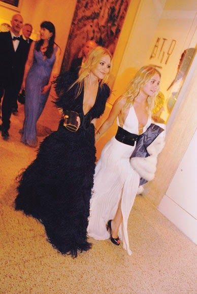 Ashley Olsen Style, Olsen Style, Olsen Fashion, Olsen Twins Style, Olsen Sister, Kate Olsen, Black And White Outfit, Ellie Saab, Mary Kate Ashley