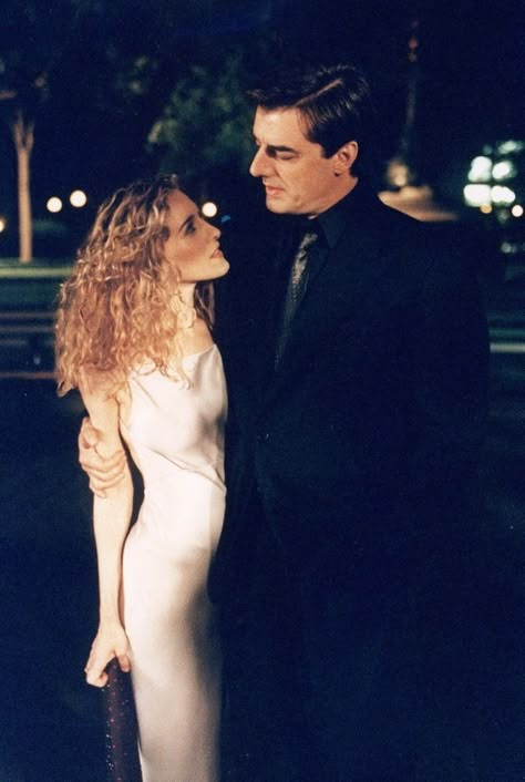 Carrie Bradshaw & Mr Big Big And Carrie, Carrie And Mr Big, Carrie And Big, Newspaper Dress, Chris Noth, Carrie Bradshaw Style, Big Photo, City Outfits, Mr Big