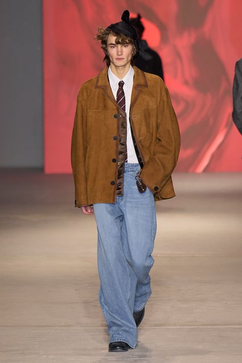 Wooyoungmi Fall 2024 Menswear https://www.vogue.com/fashion-shows/fall-2024-menswear/wooyoungmi/slideshow/collection#32 Brown And Blue Outfit, Necktie Outfit, 2024 Menswear, River Phoenix, Model Outfits, Streetwear Men, Menswear Fashion Show, Workwear Jacket, Fashion Runway