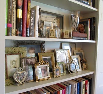 layering family photos on a bookshelf<3 Styling Bookshelves, Shelf Arrangement, Lots Of Books, Cuadros Diy, Farmhouse Desk, Shelf Decor Living Room, Styling Shelves, Decorating Bookshelves, Bookcase Styling