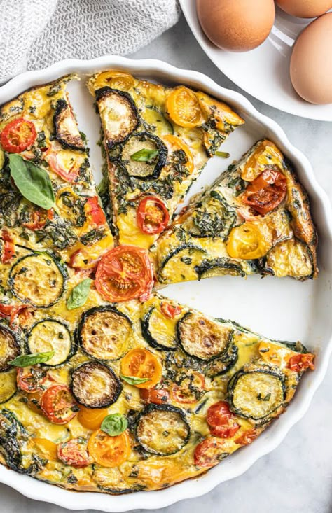 This crustless garden vegetable quiche has all the good things: tomatoes, zucchini, spinach, + basil. Perfect for brunch, lunch or dinner. Gluten free + dairy free. #glutenfreerecipes #breakfast #brunch #quiche #crustlessquiche #spinach #tomato #zucchini #dairyfree #whole30recipes #savorylotus Frittata Recipes Gluten Free Dairy Free, Dairy Free Savory Pie, Dairy Free Gluten Free Brunch, Clean Quiche Recipes, Quiche Party Brunch Ideas, Crustless Garden Vegetable Quiche, Lactose Free Quiche, Easy Vegetable Quiche, Gluten Free Dairy Free Zucchini Recipes