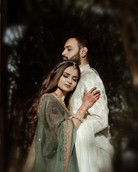 Couple Shoot Wedding Indian, Reception Photography Poses, Indian Wedding Couple Poses, Haldi Couple, Engagement Couple Poses, Engagement Portraits Poses, Reception Couple, Marriage Poses, Bride Groom Poses