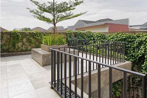 6 Rooftop garden buat nongkrong di rumah: (1) Rooftop garden bergaya industrial; (2) Menggunakan rumput sintetis dan pembatas wiremesh; (3) Taman yang dipindah ke atap, ada rumput, pohon rindang, dan bangku taman; (4) Rooftop garden luas untuk ragam aktivitas seperti olahraga atau berkemah; (5) Rooftop garden dengan kolam; (6) Rooftop garden estetik dengan bata roster, pagar besi, dan pohon kamboja. Bohemian Pictures, The Equalizer, Rooftop Design, Architecture Concept Diagram, Architecture Design Concept, Rooftop Garden, Equalizer, Terrace Garden, Staircase Design