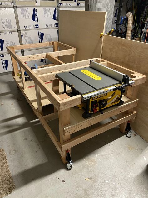 Officine In Garage, Garage Workbench Plans, Building A Workbench, Workbench Plans Diy, Diy Table Saw, Woodworking Shop Plans, Woodworking Shop Layout, Woodworking Bench Plans, Woodworking Shop Projects