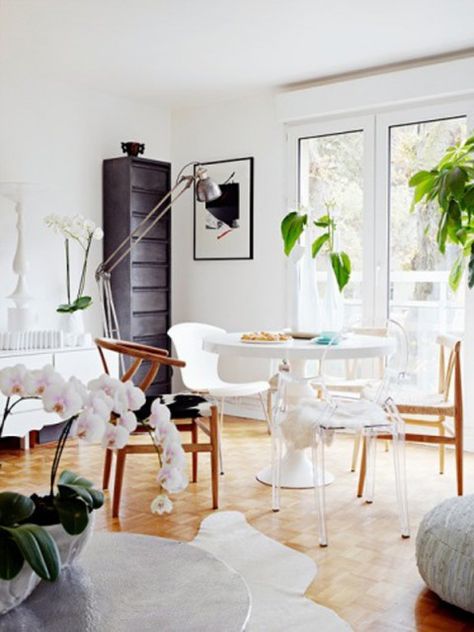 Apartment breakfast nook with mismatched chairs Wishbone Chair Dining, Mismatched Chairs, Scandinavian Inspiration, Style Loft, Dining Room Inspiration, Armchair Design, Cool Chairs, Nordic Design, Home N Decor