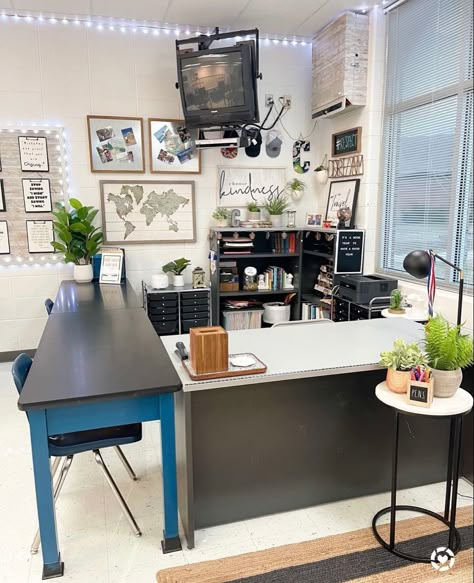 Elementary Teacher Desk Organization, Co Teacher Classroom Set Up, Teacher Desk Corner Ideas Classroom, Teacher Desk High School, Comfy High School Classroom, Teacher Desk Setup High School, Middle School English Classroom Setup, Alternative Teacher Desk Ideas, Cute Classroom Decor High Schools