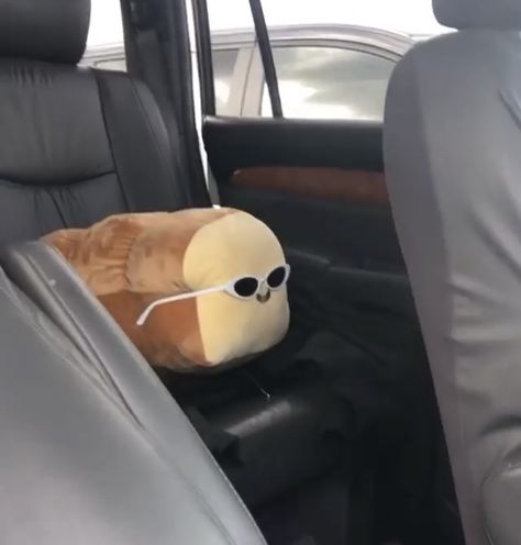 Japanese Plushies Aesthetic, Aesthetic Bread Wallpaper, Sassy Pfp Aesthetic, Bread Aesthetic Wallpaper, Bread Pfp, Bread Wallpaper, Aesthetic Bread, Bread Character, Bread Meme