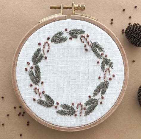 Dit Christmas, Winter Embroidery, Christmas Instagram, Applique Stitches, Felt Crafts Christmas, Easy Christmas Wreaths, Hand Embroidery Projects, Embroidery Gifts, Embroidery Patterns Free