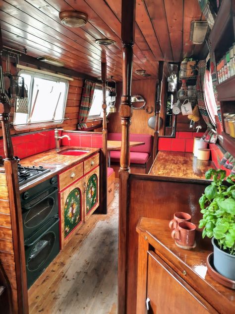 Houseboat Living Interiors, Narrowboat Kitchen, Narrowboat Life, Small Houseboats, Canal Boat Interior, Boat Window, Boat Cabin, Liveaboard Sailboat, Narrowboat Interiors