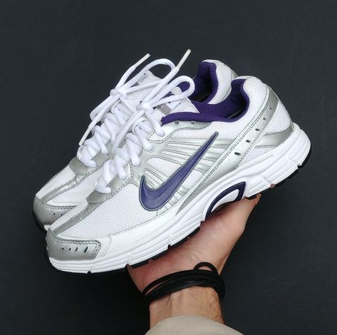 Shoes 2000s Style, Y2k Tennis Shoes, 00s Shoes Sneakers, Nike Y2k Sneakers Woman, Sneakers From The 90s, 90s Shoes Aesthetic, 2000s Sneakers, Chunky 2000s Skate Shoes, 2000s Shoes