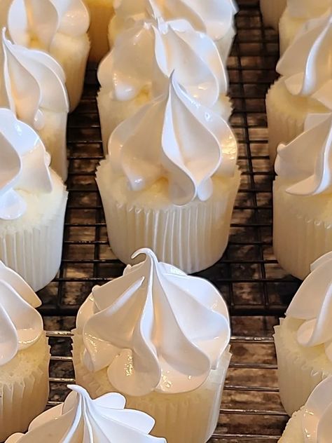 Old Fashioned Boiled Icing Boiled Frosting Recipe, Boiled Icing Recipe, Boiled Frosting, Boiled Icing, White Chocolate Frosting, Canned Frosting, Sugar Icing, Vanilla Icing, Icing Tips