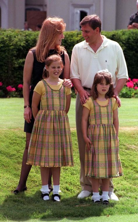 Prince Andrew and Sarah Ferguson with Eugenie and older sister Beatrice Prince Andrew And Fergie, Princess Eugenie And Beatrice, Sarah Duchess Of York, Beatrice Eugenie, Royal Family England, Elisabeth Ii, Sarah Ferguson, Royal Prince, Duchess Of York