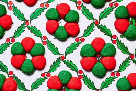 With the help of red and green food coloring, and some clever shaping, these peppermint wreath cookies not only taste like Christmas, but look the part, too. No Egg Baking, Recipe Dessert Easy, Mini Christmas Desserts, Meltaway Cookies, Christmas Food Crafts, Southern Living Recipes, Wreath Cookies, Christmas Cookies Gift, Cookies Gift