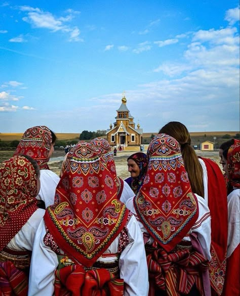 Shrine Priestess, Stranger In Moscow, Balkan Aesthetic, Russian Mythology, Balkan Culture, Russia Culture, Russian Party, Russian Clothes, Europe Culture