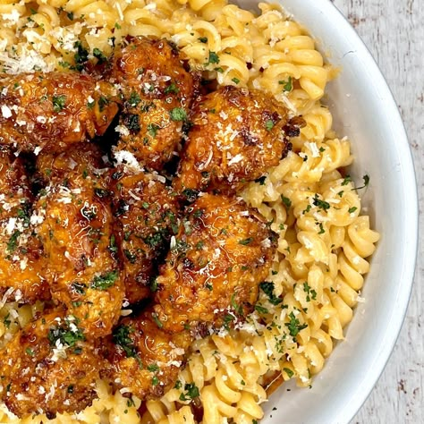 Crispy Hot Honey Chicken Pasta - Diana's Delish Dishes Honey Garlic Pasta, Recipes That Use Hot Honey, Honey Garlic Chicken Pasta, Hot Honey Chicken Pasta, Hot Honey Pasta, Hot Honey Pasta Salad, Honey Chicken Pasta, Food Menu For The Week, Savory Combo Recipes