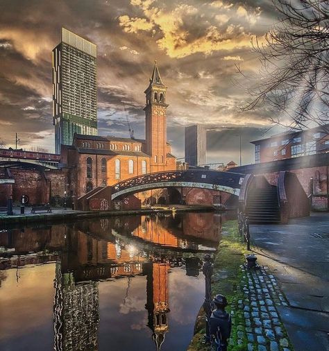 Manchester Architecture, Manchester Street, Manchester Travel, Wire Crown, Pretty Views, University Of Manchester, Natural Photography, Cityscape Photography, Beauty Places