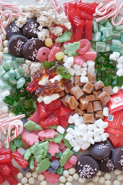 Candy Christmas Board, Sweets Board Christmas, Christmas Candy Board, Christmas Candy Charcuterie Board, Cookie Charcuterie, Christmas Candy Buffet, Candy Charcuterie Board, Candy Boards, Candy Charcuterie