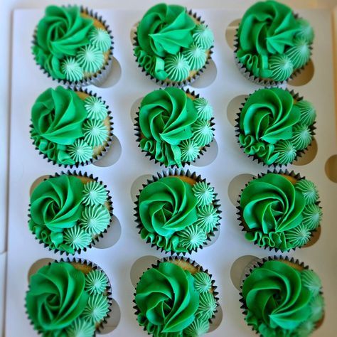 💚 cupcakes.. and make them green 💚 Blue And Green Cupcakes, Cupcakes Green, Green Cupcakes, End Of Year Party, Safe Family, White Cupcakes, Birthday Cupcakes, Blue And Green, Octopus