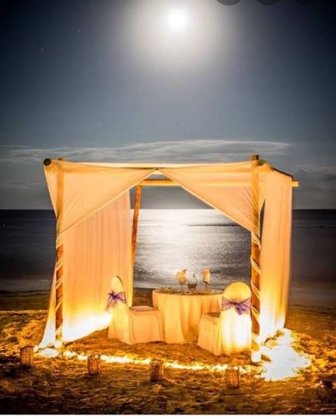 Romantic Dinner Set Up, Thanksgiving Dinner For Two, Romantic Dinner Setting, Dream Dates, Beach Dinner, Romantic Candlelight, Beach Side, Romantic Beach, Romantic Escapes