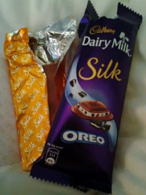 Cadbury Silk Oreo Chocolate Bar  Photo by London Elaine Ridenour Silk Oreo Chocolate, Silk Oreo, Milka Oreo Chocolates, Dairy Milk Chocolate Photos, Cadbury Oreo, Chocolate Cadbury Dairy Milk, Dairy Milk Silk, Oreo Chocolate, Dairy Milk