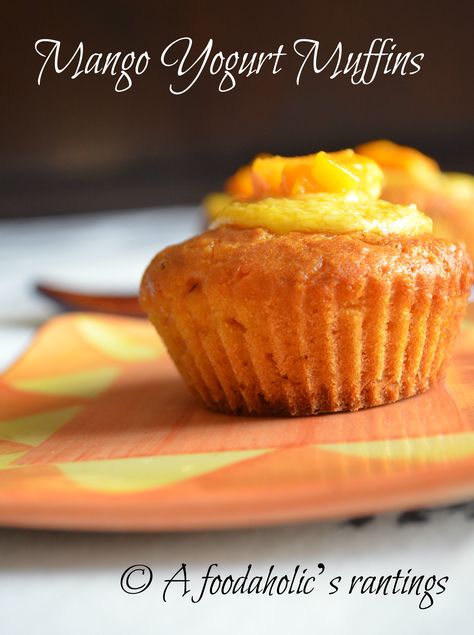 mango yogurt muffins Mango Muffins Recipe, Mango Baked Goods, Healthy Mango Dessert Recipes, Mango Filling For Cupcakes, Coconut Mango Cupcakes, Mango Muffins, Mango Bread, Greek Yogurt Muffins, Mango Dessert Recipes