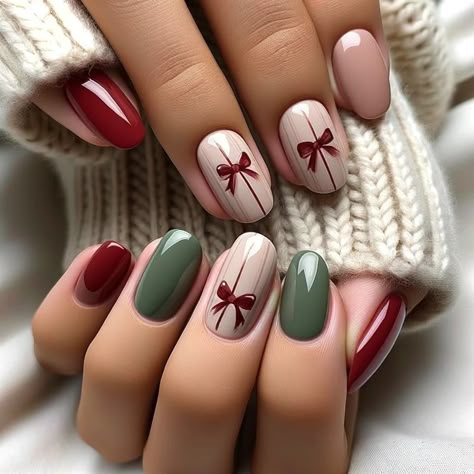 Embrace the holiday spirit with these elegantly simple Christmas nails, adorned with charming painted-on bows. Each hand displays five fingers, showcasing nails painted in soft, festive shades of red and green, complete with a glossy finish that enhances their sophisticated appeal. The highlight of this design is the minimalist bows painted directly onto one or two nails per hand. These bows are not overly ornate but are rather subtle, adding a stylish and refined festive touch. Perfect for those who prefer a chic and understated holiday look, these nails blend traditional Christmas colors with a modern, artistic flair. Christmas Nail Ideas, December Nails, Christmas Gel, Cute Christmas Nails, Smink Inspiration, Christmas Nails Easy, Christmas Gel Nails, Makijaż Smokey Eye, Holiday Nail